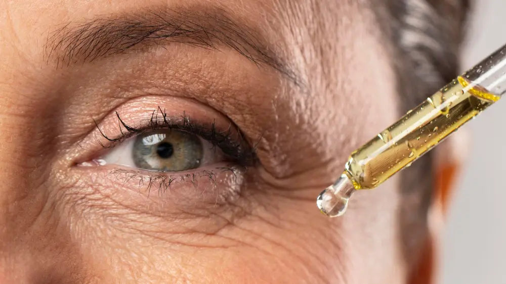 Gotero de skin care con retinal aplicando el producto sobre las arrugas cerca al ojo